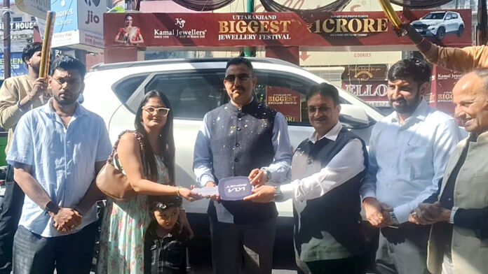 Komal receives Kamal Jewellers mega award