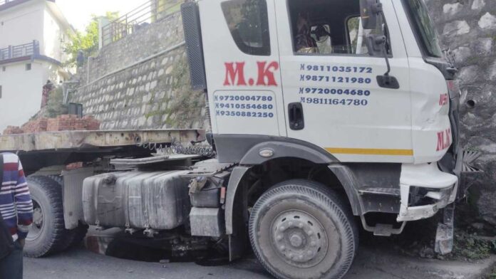 Drunk trolley driver crushes vehicle