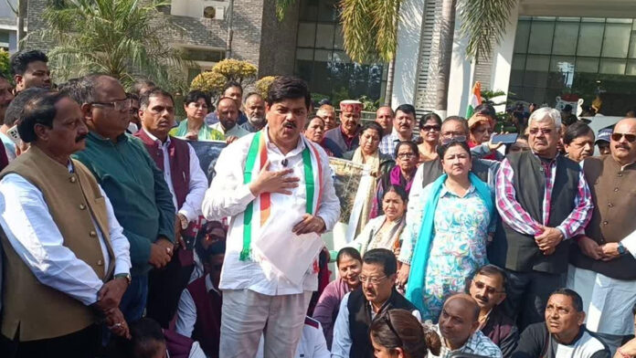 Congress workers laid siege to forest headquarters