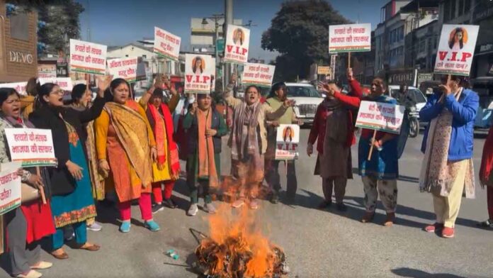 Jyoti-rautela Women Congress burn an effigy of the government