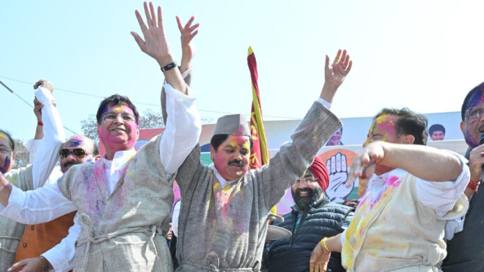 Congress shows solidarity in Holi Milan celebration