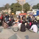 प्रारंभिक शिक्षा निदेशक मारपीट प्रकरण, विधायक की गिरफ्तारी को लेकर निदेशालय पर प्रदर्शन Director of Primary Education assault case