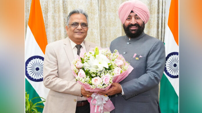 Vice-Chancellor Prof. Dr. Himanshu Eran Meets Governor