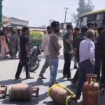 गैस सिलेंडर के लिए लगी लंबी लंबी लाइनें, रुद्रपुर में जाम की सड़क Long queues for gas cylinders