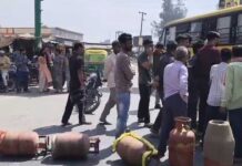 गैस सिलेंडर के लिए लगी लंबी लंबी लाइनें, रुद्रपुर में जाम की सड़क Long queues for gas cylinders