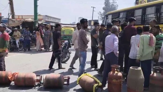 Gas-Cylender Long queues for gas cylinders