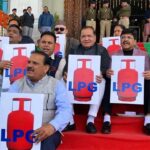 विधानसभा सत्रः सदन के बाहर एलपीजी गैस की किल्लत को लेकर प्रदर्शन Protest outside the House over the shortage of LPG gas