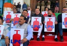 विधानसभा सत्रः सदन के बाहर एलपीजी गैस की किल्लत को लेकर प्रदर्शन Protest outside the House over the shortage of LPG gas