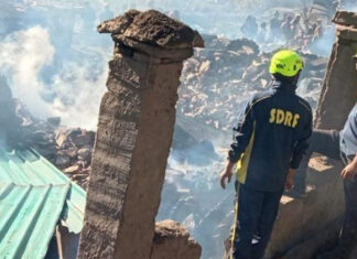 भीषण अग्निकांड में छह भवन सहित अन्न भंडार जलकर राख Grain Store and Six Buildings Reduced to Ashes in Massive Fire