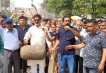 गैस की कालाबाजारी के विरोध में लघु व्यापारियों ने किया प्रदर्शन Small traders protested against black marketing of gas