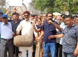 गैस की कालाबाजारी के विरोध में लघु व्यापारियों ने किया प्रदर्शन Small traders protested against black marketing of gas
