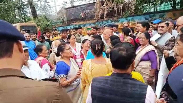 Statehood Activists March to the Secretariat