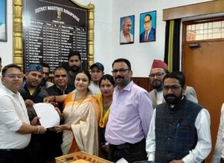 केदारनाथ पैदल मार्ग की कच्ची दुकानों को पूर्ववत संचालित करने की मांग Demand to Allow Temporary Shops to Operate as Before