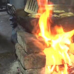 गैस की किल्लतः होटल- ढाबे वाले लकड़ी के चूल्हे से चला रहे काम, दुकानदारी भी हुई आधी Hotel owners are running their operations using wood-fired stoves