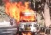 चलती पिकअप में अचानक लगी आग, चालक ने कूदकर बचाई जान A moving pickup suddenly caught fire