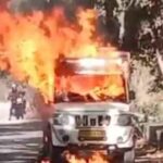चलती पिकअप में अचानक लगी आग, चालक ने कूदकर बचाई जान A moving pickup suddenly caught fire