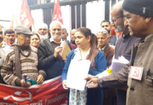 दून में सीपीआई एम ने किया जोरदार प्रदर्शन CPI(M) Stages Vigorous Protest in Doon