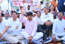 महिलाओं को 33 प्रतिशत आरक्षण दिए जाने की मांग को लेकर कांग्रेस ने दिया धरना Demand for 33 percent reservation for women