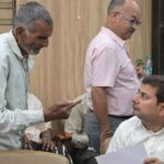 जनता दरबार में छलका बुजुर्ग का दर्द, पुत्र-पुत्रबधू पर उत्पीड़न का आरोप Elderly Man Pours Out His Woes at Janata Darbar