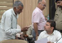 जनता दरबार में छलका बुजुर्ग का दर्द, पुत्र-पुत्रबधू पर उत्पीड़न का आरोप Elderly Man Pours Out His Woes at Janata Darbar