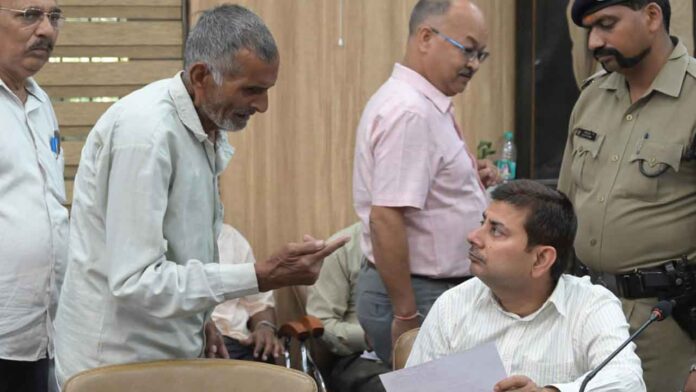 Elderly Man Pours Out His Woes at Janata Darbar