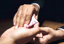 3000 रिश्वत लेते रंगे हाथ पकड़ा गया नगर निगम कर्मी Municipal Corporation Employee Caught Accepting a Bribe