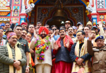 श्री केदारनाथ धाम पहुंचे राज्यपाल, श्रद्धालुओं से किया संवाद Governor Arrives at Shri Kedarnath Dham