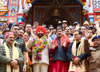 श्री केदारनाथ धाम पहुंचे राज्यपाल, श्रद्धालुओं से किया संवाद Governor Arrives at Shri Kedarnath Dham