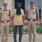 कुल्हाड़ी से अपनी पत्नी की हत्या कर किया आत्मसमर्पण Surrendered After Murdering Wife with an Axe