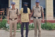 कुल्हाड़ी से अपनी पत्नी की हत्या कर किया आत्मसमर्पण Surrendered After Murdering Wife with an Axe
