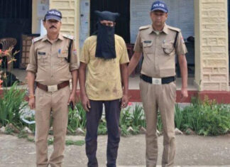 कुल्हाड़ी से अपनी पत्नी की हत्या कर किया आत्मसमर्पण Surrendered After Murdering Wife with an Axe