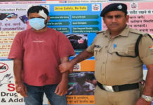 पुरानी रंजिश में एक युवक ने महिला और उसके बेटे पर चाकू से वार कर किया घायल Young man attacked woman and her son with a knife