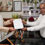 मुख्य निर्वाचन अधिकारी ने मुख्यमंत्री को सौंपा गणना फॉर्म Chief Electoral Officer handed over counting form to CM Dhami