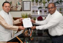 मुख्य निर्वाचन अधिकारी ने मुख्यमंत्री को सौंपा गणना फॉर्म Chief Electoral Officer handed over counting form to CM Dhami