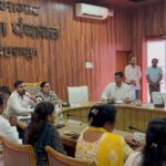 जनसमस्याओं को लेकर अधिकारियों को घेरा Officials surrounded regarding public problems