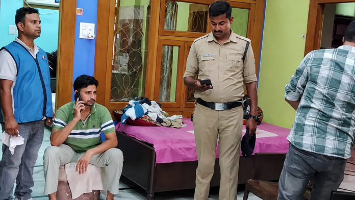 Vigilance raids IAS officer home