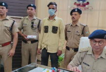 पुलिस थानों को बम से उड़ाने की धमकी देने वाला आरोपी गिरफ्तार Person who threatened to blow up police stations arrested
