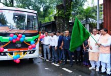 मुख्यमंत्री धामी ने 11 स्वच्छ ईंधन वाहनों को दिखाई हरी झंडी Chief Minister Dhami flagged off 11 clean-fuel vehicles