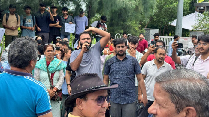Protest Protest in Dehradun against lathi-charge in Delhi