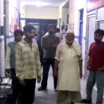आम तोड़ने को लेकर दो पक्षों में हुआ खूनी संघर्ष Violent clash between two groups over mango picking