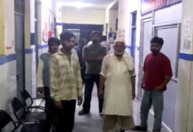 आम तोड़ने को लेकर दो पक्षों में हुआ खूनी संघर्ष Violent clash between two groups over mango picking