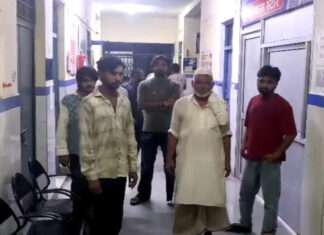 आम तोड़ने को लेकर दो पक्षों में हुआ खूनी संघर्ष Violent clash between two groups over mango picking