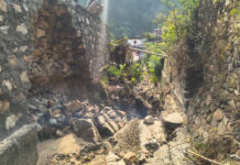 भरभराकर गिरी सरकारी अस्पताल की दीवार, डॉक्टर की मौत Government hospital wall collapses