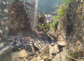 भरभराकर गिरी सरकारी अस्पताल की दीवार, डॉक्टर की मौत Government hospital wall collapses