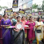 रक्षाबंधन पर न्याय की राखियां लेकर सीएम आवास पहुंचीं महिलाएं Women reached the CM residence carrying Rakhis of Justice