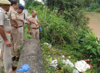 नहर किनारे गला कटा शव मिलने से हड़कंप Panic due to finding throat slit body