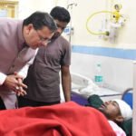 अस्पताल में घायल श्रमिकों से मिले मुख्यमंत्री धामी CM Dhami met injured workers in the hospital