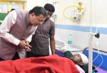अस्पताल में घायल श्रमिकों से मिले मुख्यमंत्री धामी CM Dhami met injured workers in the hospital