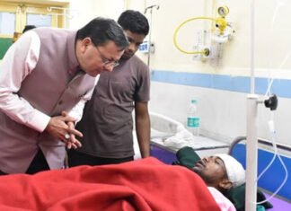 अस्पताल में घायल श्रमिकों से मिले मुख्यमंत्री धामी CM Dhami met injured workers in the hospital