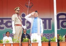 मुख्यमंत्री धामी ने स्वतंत्रता संग्राम सेनानियों के परिजनों को सम्मानित किया CM Dhami honored family members of freedom fighters